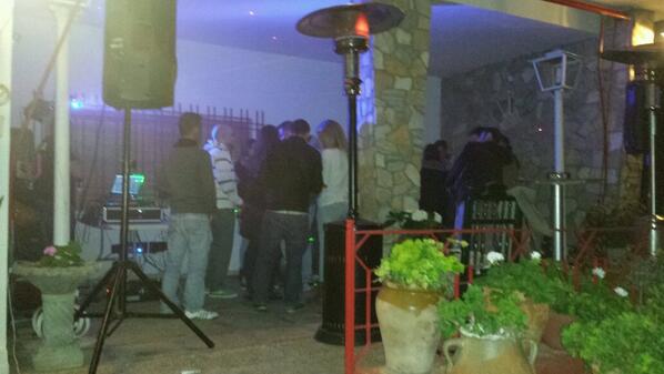 angelmr11's tweet photo. A los platos @SalvadorValero en el cumple d @manujsr La noxe promete @Marcogallina9 @jrtellado @juanjocanama y mas... http://t.co/wzcmZVfaxf