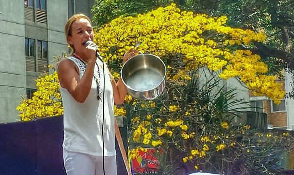BienComunMex's tweet photo. Lilian Tintori convoca hoy a un GRAN CACEROLAZO en contra de la escasez a las 8 PM. 
¡Corre la voz! RT http://t.co/aR604kSanO