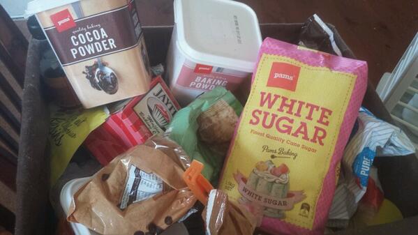 KimHarker3's tweet photo. What goodies are gonna come out of this box today?  #baking #cakes #kitchen #yummy http://t.co/cdu87MgJF6