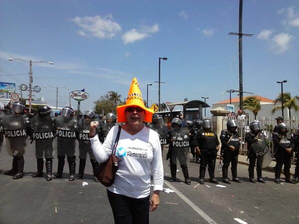 CNDSDR's tweet photo. #Nicaragua: Mujeres policías impiden marcha del 8 de marzo en Managua. Foto: Azahales Solis Román @IPPF_WHR @demysex http://t.co/h3qAGP1FXA