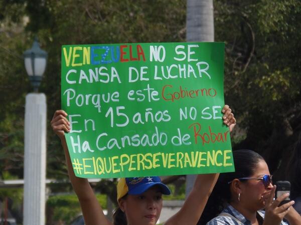 ¡Así es! #ElQueSeCansaPierde RT <a href="/saracuesta/">sara cuesta</a>: Vzla no se cansa #SOSVenezuela  <a href="/VPZulia/">VP Zulia</a>