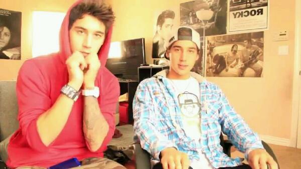 LucasTheTriplet's tweet photo. Twin Talk Time http://t.co/0mcWWEN256