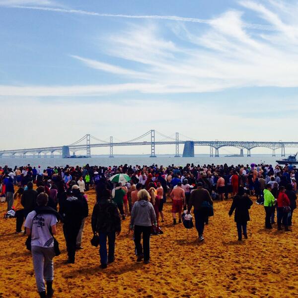 KristenSeabolt's tweet photo. Beautiful day for a Plunge! @SpOlympicsMD @PlungeMD #PlungeOn http://t.co/xyKKsVlIWs