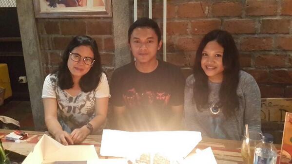 skmlycrew's tweet photo. Selamat ulantahun @revipebrian @itschitraa @revihanisa semoga barokah di umurnya yang sekarang💚💛💜🎉 http://t.co/StHYSB3hiQ