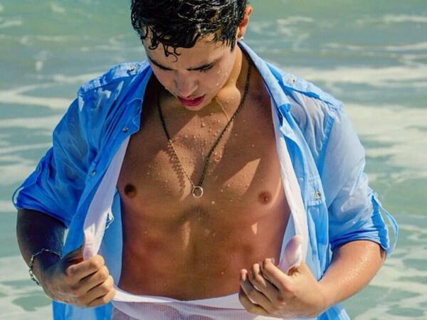 BoobsCelebrity's tweet photo. Austin Mahone - http://t.co/7PuZSExYQN