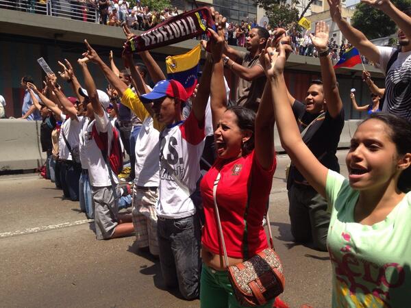 juvcatvzla1's tweet photo. HOY NO NOS VAMOS A PLAZA ALTAMIRA NOS QUEDAMOS EN LA AV LIBERTADOR! SIN VIOLENCIA PERO EN RESISTENCIA http://t.co/L3PoJUCtKu