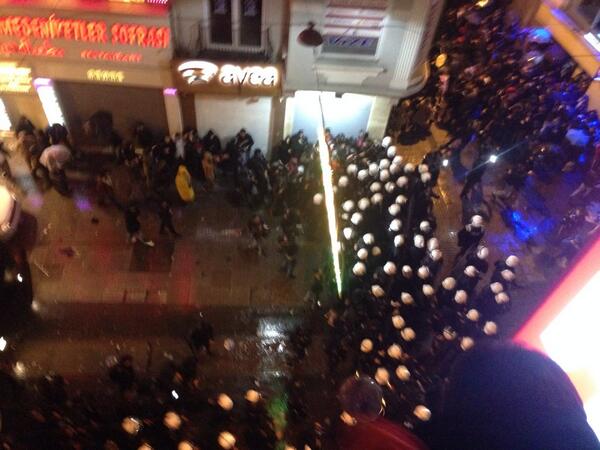 albertotetta's tweet photo. polizia ha attaccato corteo #donne #8marzo a #istanbul per impedire accesso p.zza #taksim http://t.co/h1jpAVN2xU #turchia 19.19