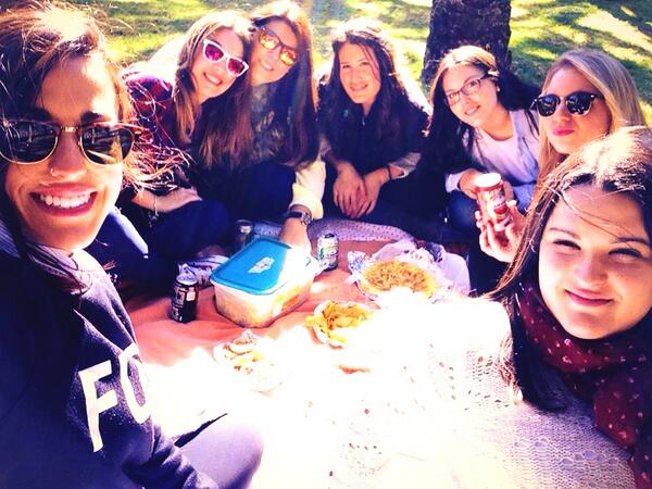 ppatriciapatri's tweet photo. Un día de fallas más que perfecto con estos bomboncitos. @MariaRosello13 @Maria_huerta90 @erikita_pns @ariadnaai ☺️❤️ http://t.co/Io8e90VqMZ