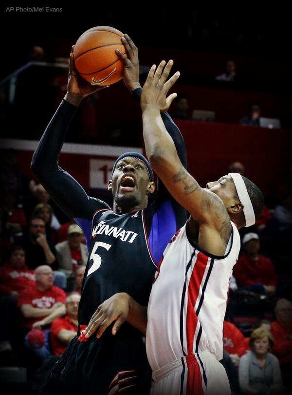MarchMadnessMBB's tweet photo. Cincinnati survives the Scarlet Knights
@GoBEARCATS never stopped fighting an take down Rutgers 70-66 #CINvsRUTG http://t.co/0LkwM4LrH2