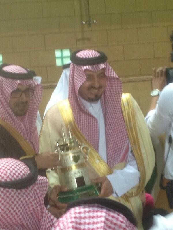 bin_bde3's tweet photo. ان قلت ياراعي الخيول الاصيلات 
لأسطبل الاحمر والذهب شاهدله 

لاجا ملز الخيل واغلا السلالات
فيصل منصات الذهب تحتف له http://t.co/WUFNnEj2xf