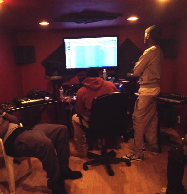Leoneal83's tweet photo. The making of "ion do dat" @ZmoneyWorld @OtaBrick @jnealthegreat  making history @fakeshoredrive http://t.co/Rcx3JAd9K6