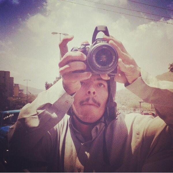 caricuaoresiste's tweet photo. Esta es la persona que fotografiaba la cara de los marchantes en Caricuao. http://t.co/JgASNewwP1