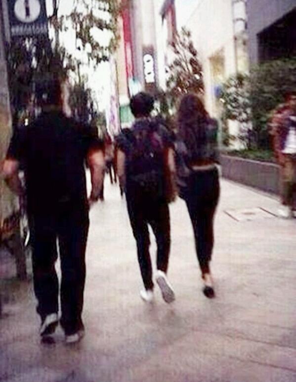 iDeleanorrie_'s tweet photo. #RARE Louis and Eleanor in Tokyo {02.11.2013} http://t.co/se2LJhWIc9