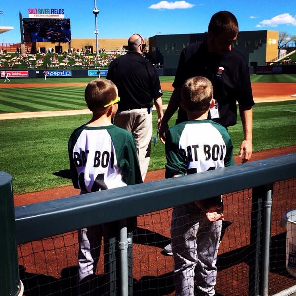 SaltRiverFields's tweet photo. Last minute instructions before gametime. #DaysMade #MaybeMonth #MaybeLifeToo #MakingDreamsCoMeTrueAtSRF http://t.co/XdkSuhKuAU