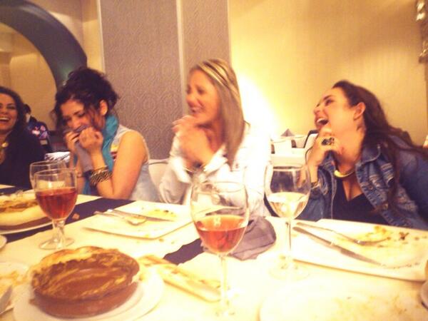 ElenaPiret's tweet photo. Ver esta foto y no poder evitar la risa!!!! @saralb_87 @lidialarabarrer http://t.co/e7NGJFmtGO