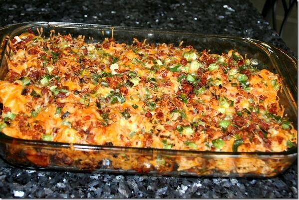 YummyImages's tweet photo. Loaded Potato and Buffalo Chicken Casserole http://t.co/1tmAvtl0MI