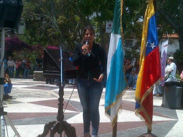 ClemMerida's tweet photo. La leg suplente Maria Alejandra Castillo resalto la lucha de las mujeres en los procesos historicos del país. http://t.co/GKPWgyp8O0