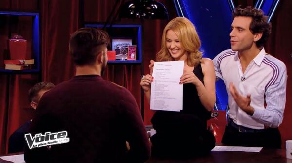 TheVoice_TF1's tweet image. #TheVoice 
Un exercice de chant où @KylieMinogue remplace le pupitre ! Plutôt cool non ?