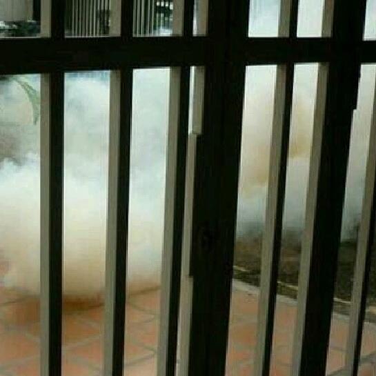 Naldoxx's tweet photo. RT @twittar27: GNB lanzan bombas lacrimógenas dentro de edificios en Altamira cuando son las 6:00 #8M http://t.co/XmOWNRg209