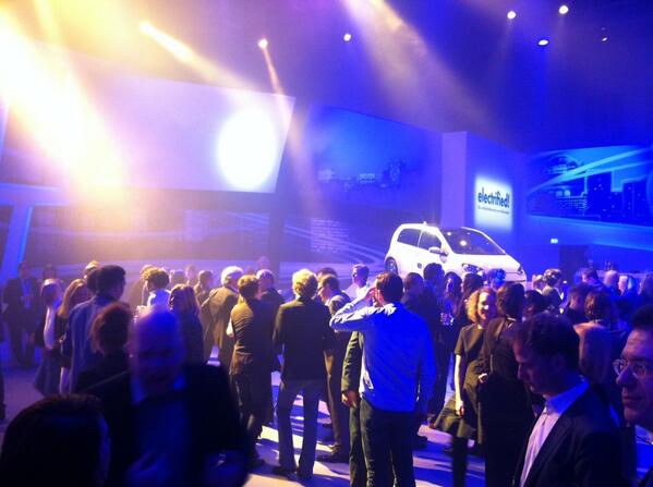burnmyfeed's tweet photo. Dance! #vw_electrified http://t.co/RsxaNFEJXK