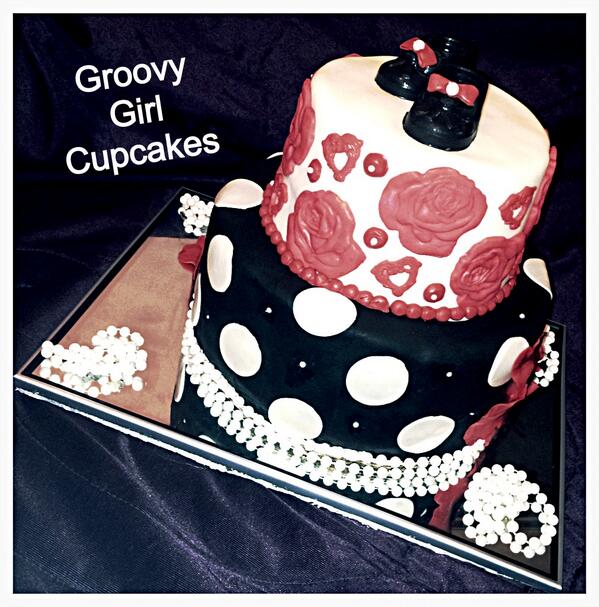 CupcakesRGroovy's tweet photo. Today's cake was determined 2 defy its' own grooviness so sincere thanks to special GGC Fam who ❤their cake Congrats http://t.co/YGO1U06RgZ