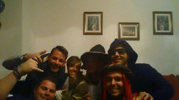 anarociopt's tweet photo. Sola ante el peligro @sequera_leon @Matraca87 @davidcalvo14 @jmanuelsequera @Zacarias_D http://t.co/DdLYqtX00g