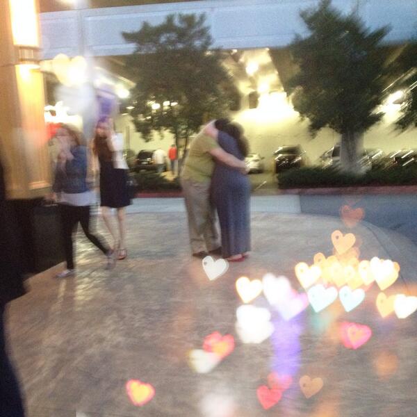 elyse_beecham's tweet photo. A warm embrace http://t.co/F1prUMvOTB