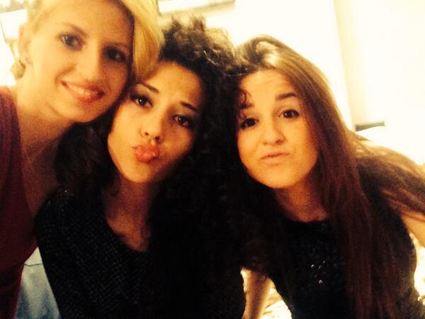 Annavanaclocha's tweet photo. Mis niñaas preciosas!!! @esther2nr @martalbero22 #festival#osquiero❤️ http://t.co/soKRBy7sij
