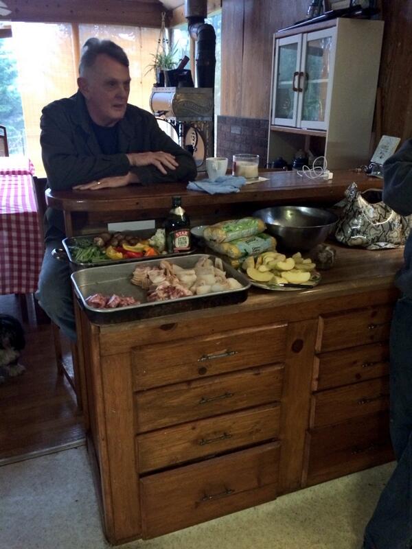 ItalianKnowlege's tweet photo. Bout to be an exquisite dinner... #youprobablydontknowwhatexquisitis #peasants http://t.co/7ACoL1fpuz