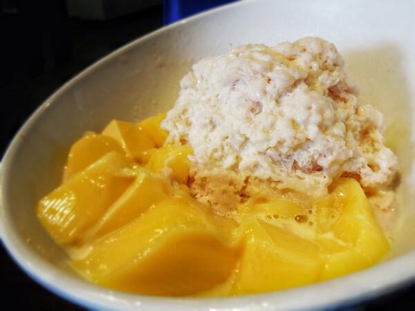 Yespingo's tweet photo. It's 72°F out today!! Come join us for strawberry snow #ice with pudding for #dessert. #taiwanesefood http://t.co/UzOxL73ZVo