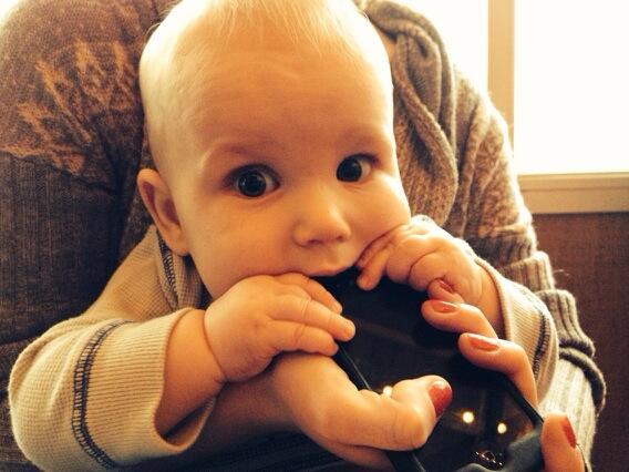 WeberJenn's tweet photo. There's a baby.....in a bar! http://t.co/1vCxZcVp8l