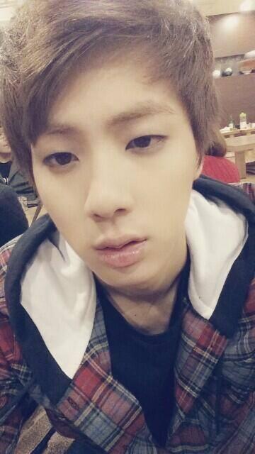 bts92_jin's tweet photo. orang ganteng hadir http://t.co/lfTRoY85bb