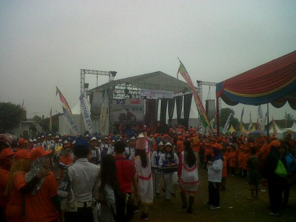 Masyarakat antusias ikuti jalan sehat KPU Tanggamus "menuju pemilu 2014 Jujur dan Adil" yg bertempat di Lap.T.padang