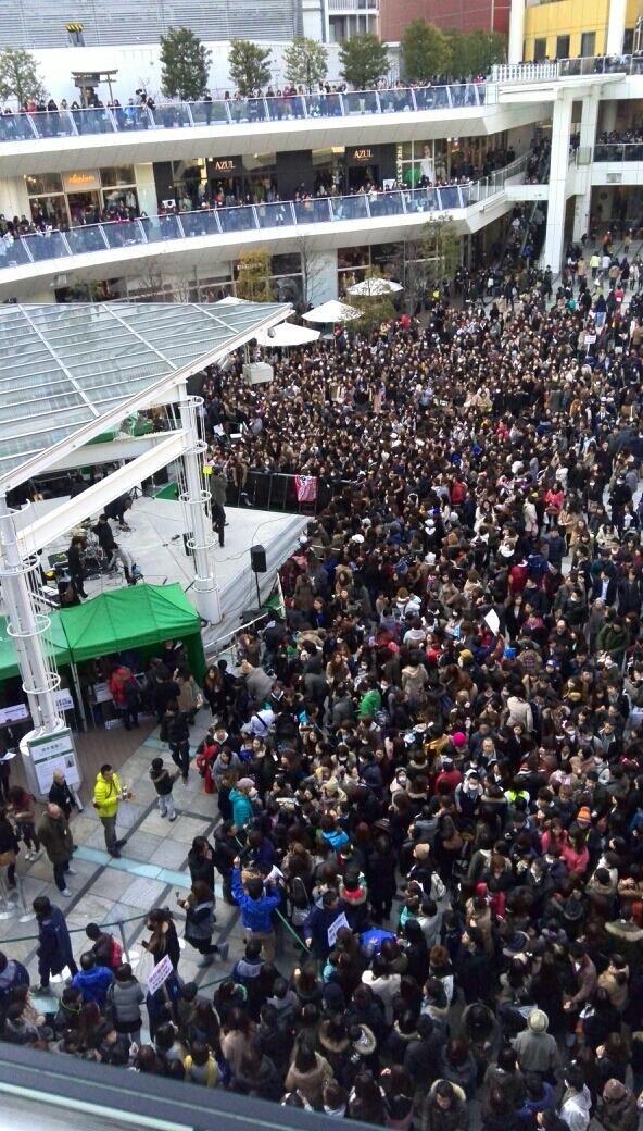 sedoriboard's tweet photo. 清木場俊介さんのライブ終了～！今からハイタッチ会だそうでーす！　清木場さんが自分で『34のオッサンがハイタッチ会やりますっ！笑』って言ってましたよ！笑　何人とやるんだ！？ http://t.co/pweRX3YIcX