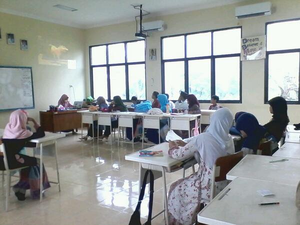 ROHISSpanda's tweet photo. Maksud hati nobar, apa daya dapet ruangan yg terang benderang. Yg penting masih keliatan lah ya :" http://t.co/YgcZonhp7X