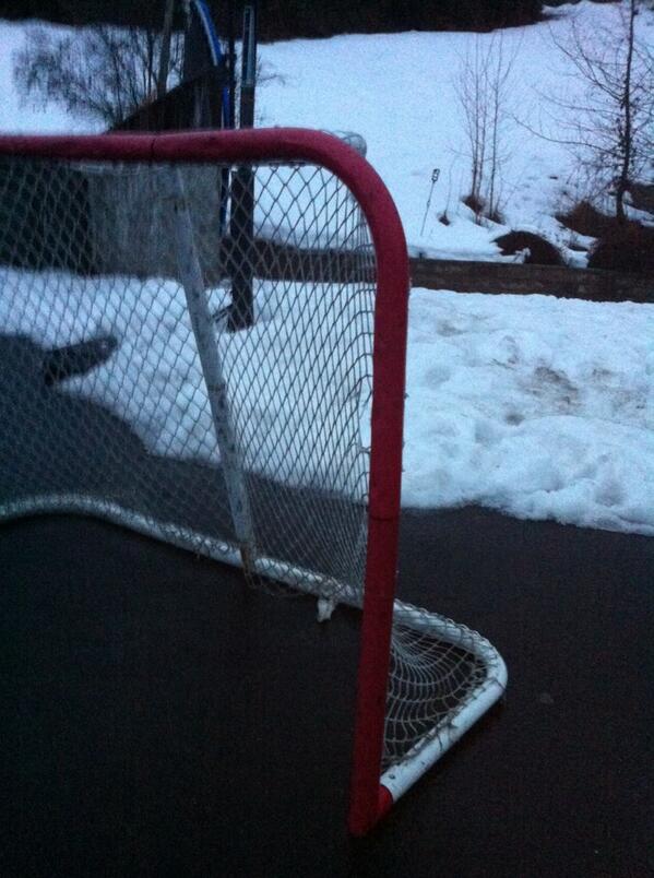 hockeymom902's tweet image. #shinnyseason has begun! Even in the wet, rainy weather! #almostspringtime 
#roadhockey #Werhockey #betterthanxbox 😄