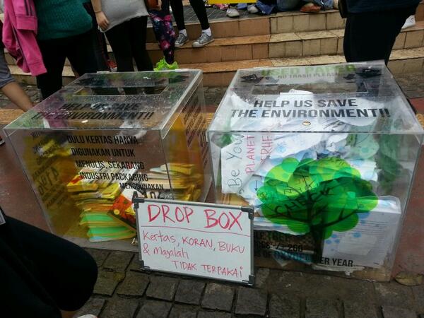 EHindonesia's tweet photo. Cool! "@LSPR_4C: #PaperBank 4C jg nampang di CFD loh buat dropbox kertas, majalah dan buku bekas :) cc @WWF_ID http://t.co/D4rRkIMYEJ"