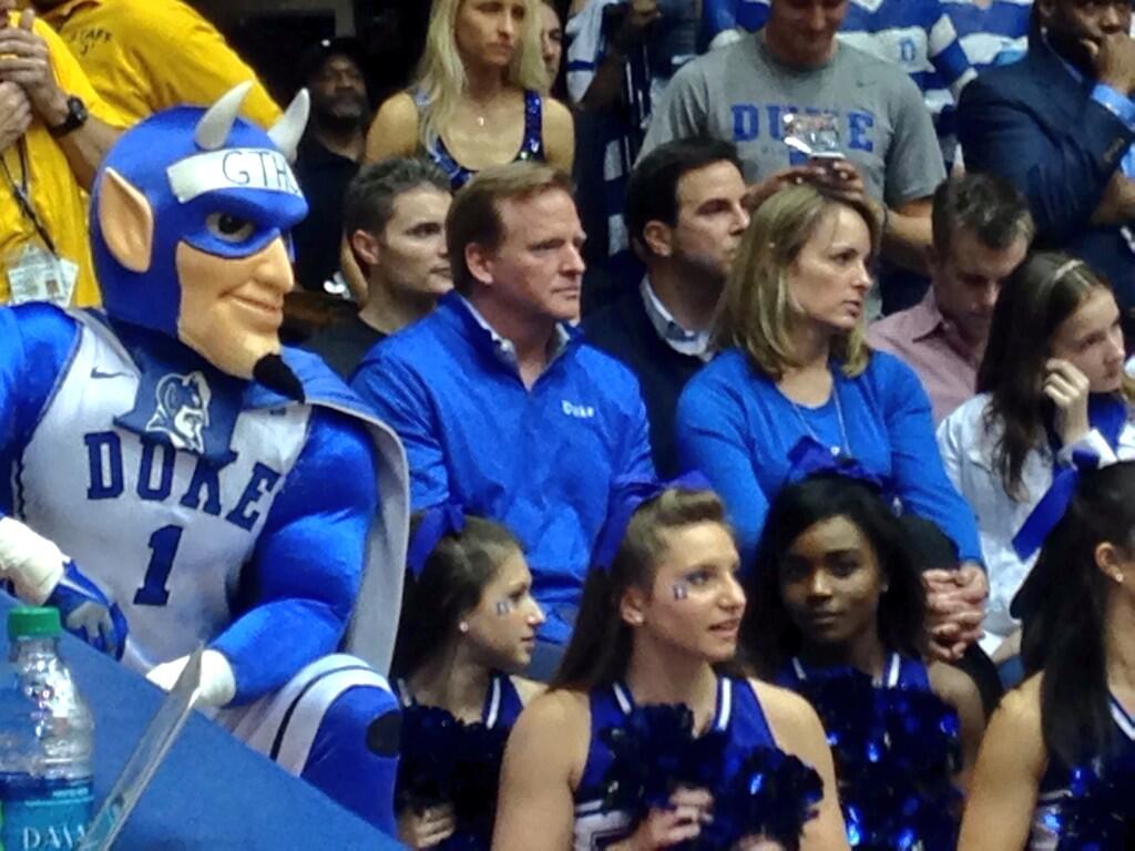 BiQEEXzIEAEjw8m.jpg:large