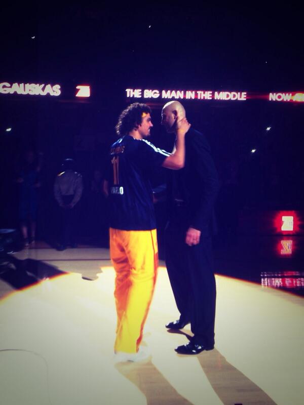 cavs's tweet photo. Former teammate &amp; good friend, @VAREJAOANDERSON, embraces Zydrunas Ilgauskas following his Jersey Retirement #AllForZ http://t.co/n5F8ZCZ1cU