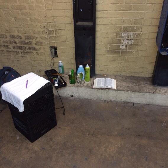 MESSYMARVIN2's tweet photo. Two Crates fades come get chop at buffalo http://t.co/i6ieKvs4aW