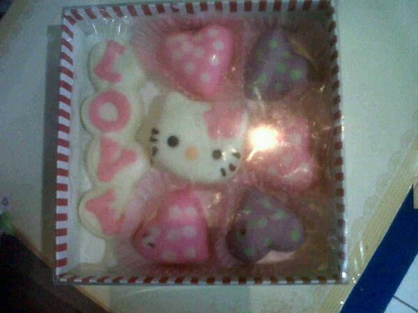 Asiik dapet kiriman coklat. Makasiihh ya cik Lusi. #Coklat #Love #Hellokitty