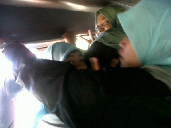 ainunchomsun's tweet photo. Yg sabar yaaa :') "@kur2kurnia: Perjuangan @akberbangkalan dari salib putih ke perempatan umpel umpelan di minibus http://t.co/Sj0y7MDFFu"