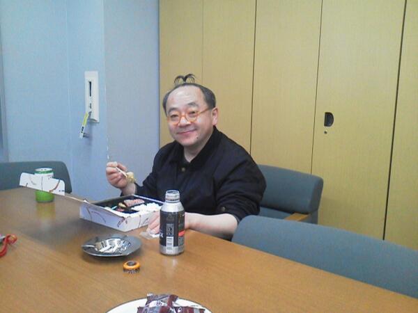 emonkake_b's tweet photo. TBSで弁当食ってるぴろき http://t.co/U3CRPxps0W
