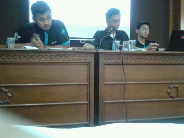 Revisi undang - undang partai mahasiswa dan pemilu <a href="/Ruang/">Ruan Groenewald</a> sidang fisipol