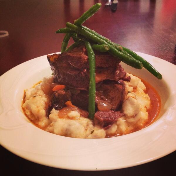 ReviewFixPat's tweet photo. #foodporn Mashed Potatoes, Brazed Short Ribs and French Green beans. Tricia Norris rocks http://t.co/lcClgY3ZJu