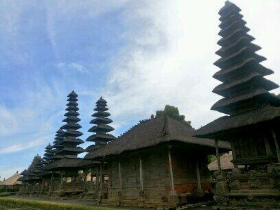 budgetripbali's tweet photo. Beberapa meru di pura #TamanAyun bertumpuk ke atas berjumlah 11 yg biasa utk kalangan bangsawan sembahyang http://t.co/otNWVk8oa3