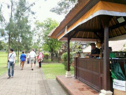 budgetripbali's tweet photo. Setiap pengunjung #TamanAyun dikenakan biaya masuk sebesar Rp.10rb(lokal) 30rb(asing) http://t.co/BxNh8lJE6P