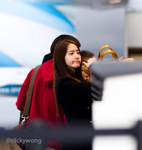 asylumroom4's tweet photo. when yoona takes candid pics she looks like a goddess. if i do the exact same thing i look like a dried pork cutlet http://t.co/ruhttCn2pL