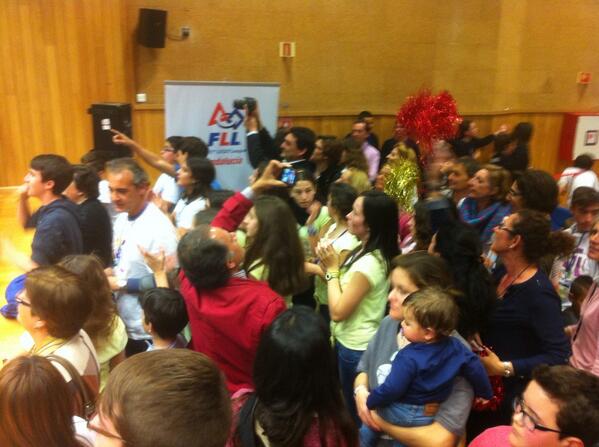 asterixjuan's tweet photo. Todo el @iesitaca animándose entre  compañeros en la @fllsevilla http://t.co/rpo9bjbgZD
