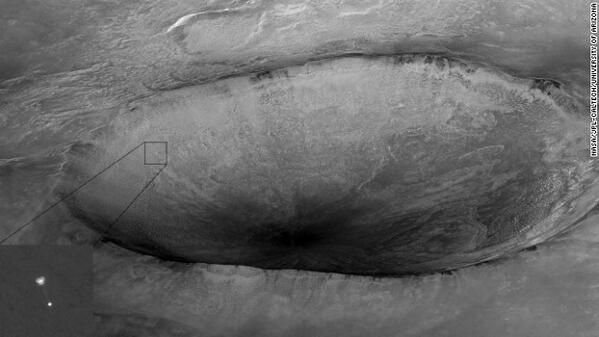 WeAreNotAloneID's tweet image. NASA&apos;s Mars Phoenix Lander descends to the surface of Mars in May 2008. #ExploringMars